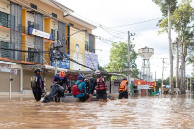 Chiang Mai Thai 3 Ekim 2022 Şiddetli yağmur mevsiminde taşan nehir kıyılarından çekilen sel kurbanlarının resimleri ve yetkililerin yardımları