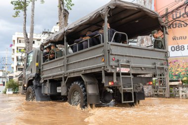 Chiang Mai Thai 3 Ekim 2022 Şiddetli yağmur mevsiminde taşan nehir kıyılarından çekilen sel kurbanlarının resimleri ve yetkililerin yardımları