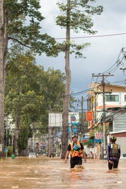 Chiang Mai Thai 3 Ekim 2022 Şiddetli yağmur mevsiminde taşan nehir kıyılarından çekilen sel kurbanlarının resimleri ve yetkililerin yardımları