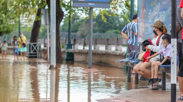 stock image Chiang Mai Thai 03 October 2022 Pictures of the suffering of flood victims from overflowing river banks during the rainy season because of heavy rain and the assistance of the authorities