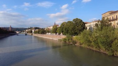Güneşli bir günde Verona ve Adige Köprüsü 'nden 