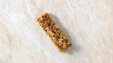 Masasında muz olan bir enerji barı. Üst görünüm.