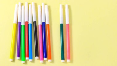 Sarı arka planda birkaç tane çok renkli işaret var. Üst görünüm.