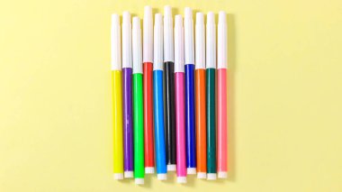 Sarı arka planda birkaç tane çok renkli işaret var. Üst görünüm.