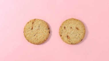 Pembe arka plandaki paketten kurabiye paketini açıyorum. Üst görünüm.