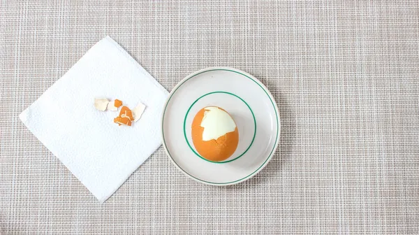 Варене Яйце Повністю Очищене Тарілці Шкурами Лежать Поруч Ним Вид — стокове фото