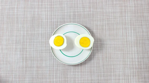 Две Половинки Вареного Яйца Тарелке Виде Глаз Вид Сверху — стоковое фото