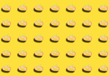 Sarı arka planda gölgesi olan Cadılar Bayramı balkabağı deseni. Yazdırma, şablon.