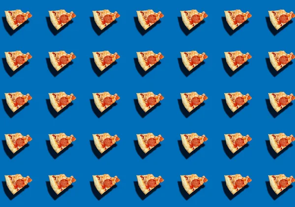 Padrão Com Uma Pizza Mordida Fundo Azul Entrega Comida Impressões — Fotografia de Stock