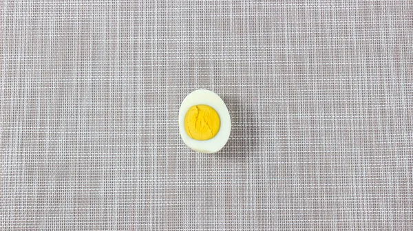 Половина Варёного Яйца Отрезана Вид Сверху — стоковое фото