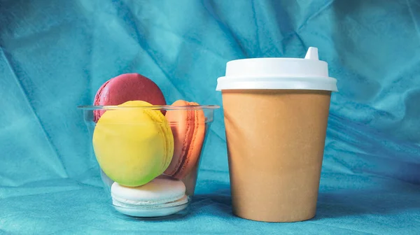 Eine Einwegtasse Kaffee Und Bunte Makronen Frühstück Zum Mitnehmen Nahaufnahme — Stockfoto