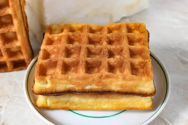 Viyana Waffle Bir Fincan Tabağı Yakından Doldurmak Lezzetli Tatlı Seçici — Stok fotoğraf