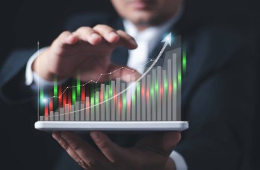 İşadamı ya da tüccar artan sanal bir hologram stoku gösteriyor. Planlama ve strateji, borsa, iş büyümesi, ilerleme veya başarı kavramı. , ticarete yatırım.