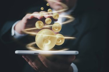 Elleri olan bir işadamı bitcoin tasarımı sunuyor, bitcoin ile para kazanıyor, iş adamı elleriyle bitcoin üretiyor..