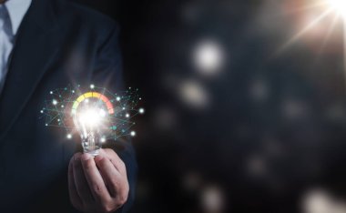 Yenilikçi bir fikir. İlham ve iletişim ağı. Küresel ağ bağlantısında yeniliğin sembolü olarak ampulleri tutan eller. Bağlantı yaratıcılığı.