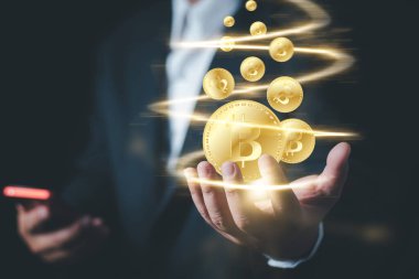 Elleri olan bir işadamı bitcoin tasarımı sunuyor, bitcoin ile para kazanıyor, iş adamı elleriyle bitcoin üretiyor..