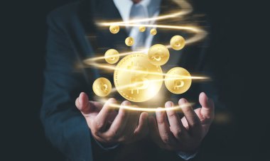 Elleri olan bir işadamı bitcoin tasarımı sunuyor, bitcoin ile para kazanıyor, iş adamı elleriyle bitcoin üretiyor..