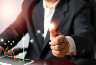 İş adamı Forex ticaret grafiği finansal verilerini analiz ediyor. İş finans geçmişi, iş finans teknolojisi ve yatırım kavramı.