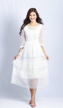 Beyaz arka planda genç Asyalı portresi, güzel Taylandlı kız, gelinlik..