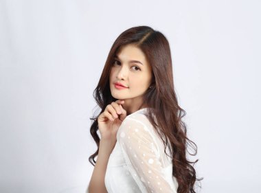 Beyaz arka planda genç Asyalı portresi, güzel Taylandlı kız, gelinlik..