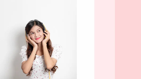 幸せな若いアジアの女性の肖像は ヘッドフォンで音楽を聴く 美しい笑顔タイの女の子 — ストック写真