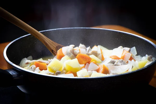 在锅里搅拌油炸蔬菜 — 图库照片