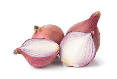 Kırmızının tamamı ve dilimlenmiş soğan Kırpma Yolu ile beyaz zemin üzerinde izole.