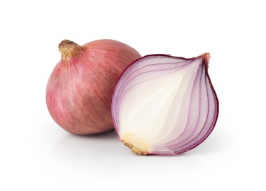 Kırmızının tamamı ve dilimlenmiş soğan Kırpma Yolu ile beyaz zemin üzerinde izole.