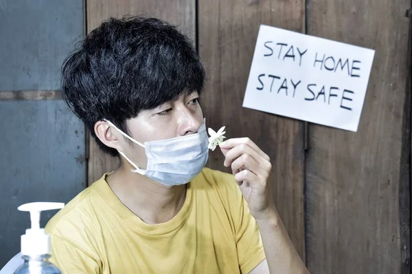 Südostasiatischer Chinesischer Und Myanmarischer Junger Mann Mit Erkältungsgrippe Bekommt Geruchsverlust — Stockfoto