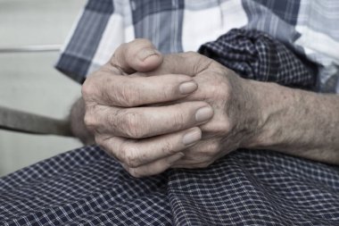 Asyalı Myanmar 'ın ya da Birmanyalı yaşlı adamın elleri. Romatoid artrit, osteoartrit veya eklem ağrısı kavramı.