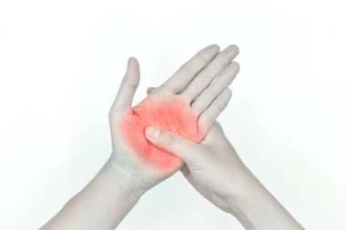 Asyalı genç adamın acı dolu avuç içi görüntüsü. Kompartman sendromu, selülit ve el kasları ağrısı kavramı..