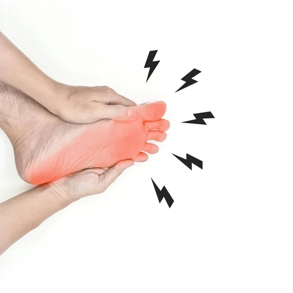 Diyabet hastası Asyalı genç adamın ayağında karıncalanma ve yanma hissi. Duyusal nöropati sorunları. Ayak sinirleri problemleri. Plantar fasiiti. Beyazda izole edilmiş.