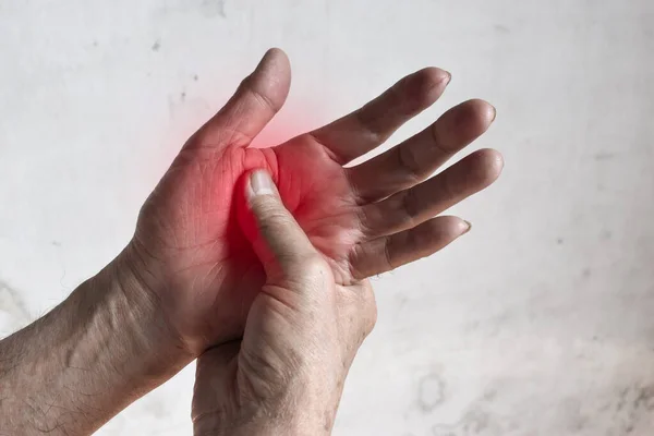 亚洲老人的手部痛苦的一面 隔室综合征 蜂窝炎和手部肌肉疼痛的概念 — 图库照片
