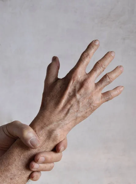 Asiatischer Älterer Mann Hält Eiserne Fensterstange Der Hand Konzept Alter — Stockfoto