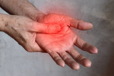 Asyalı yaşlı adam parmakları ve eli. El ağrısı, eklem iltihabı ve parmak problemi kavramı.