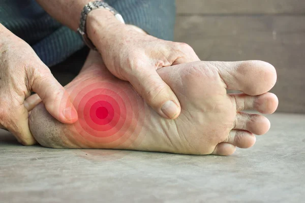 Asyalı bir delikanlının ayak tırnağı delinmesi ve selülit konsepti. Duyusal nöropati sorunları. Ayak sinirleri problemleri. Plantar fasiiti..