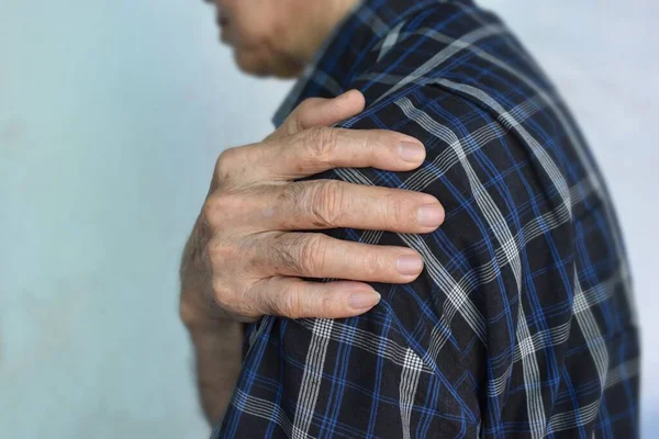 Dolor Articulación Del Hombro Del Anciano Del Sudeste Asiático Concepto —  Fotos de Stock