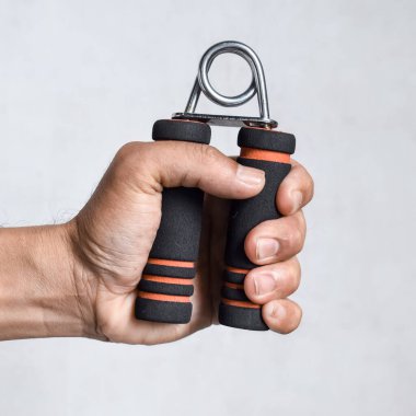 Güneydoğu Asyalı ve Çinli adamın el egzersizi tutucusu..