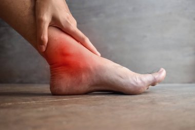 Asyalı genç adamın ayak ve ayak bileği iltihabı. Eklem ağrısı, osteoartrit ya da gut kavramı.