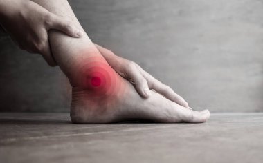 Asyalı genç adamın ayak ve ayak bileği iltihabı. Eklem ağrısı, osteoartrit ya da gut kavramı.
