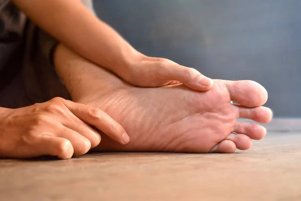 Asyalı genç adamın ayağı. Ayak bakımı ve sağlık kavramı.