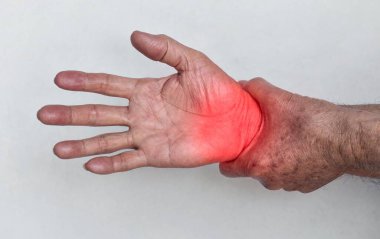 Güneydoğu Asyalı yaşlı bir adamın bilek ekleminde ağrı. El ağrısı, osteoartrit ve kol sorunları kavramı.