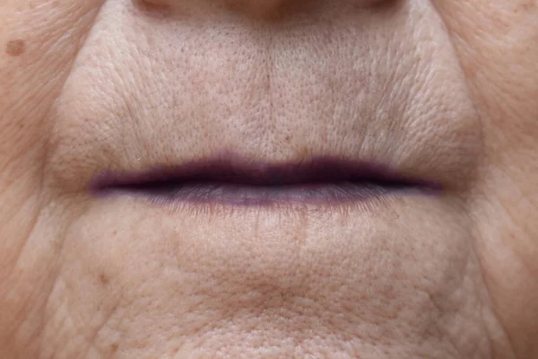 东南亚老年妇女红唇或中央色素沉着症 — 图库照片
