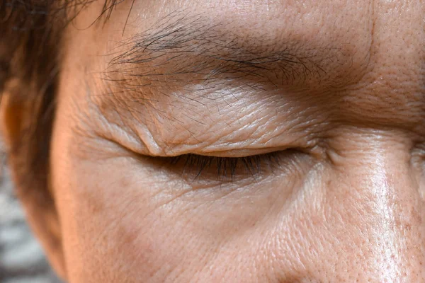 Falten Das Geschlossene Auge Eines Asiatischen Älteren Mannes Nahaufnahme — Stockfoto