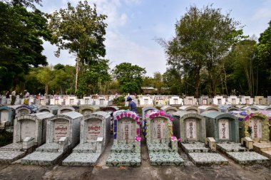 Pathein, Myanmar - 3 Nisan 2022: Qingming Günü 'nde mezar taşı grupları. Çinli ataları anmak..