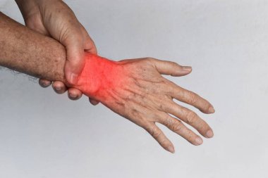 Asyalı yaşlı adamın bilek eklemi iltihabı. Eklem ağrısı ve el sorunları kavramı.