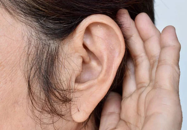 Ázsiai Öregasszony Füle Süketséggel Fülek Nyitva Tartásának Koncepciója — Stock Fotó