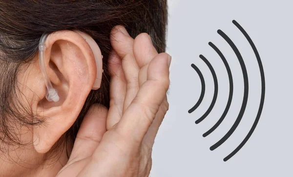 Ηλεκτρονική Συσκευή Ακουστικού Βοηθήματος Στο Αυτί Μιας Ηλικιωμένης Ασιάτισσας Ολική — Φωτογραφία Αρχείου