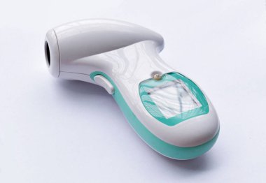 Temassız kızılötesi alın dijital termometresi. Beyazda izole edilmiş.