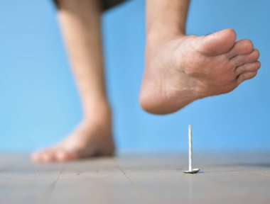 Tırnak yaralanması ve tetanoz enfeksiyonu riski kavramı.